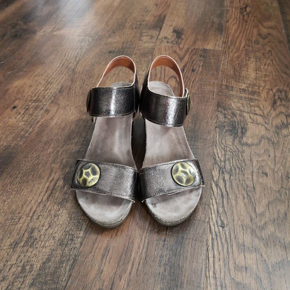 TAOS Women's 'Pyramid' Bronze‎ Leather Wedge Sandals Size EU38/US8-8.5 Medallion